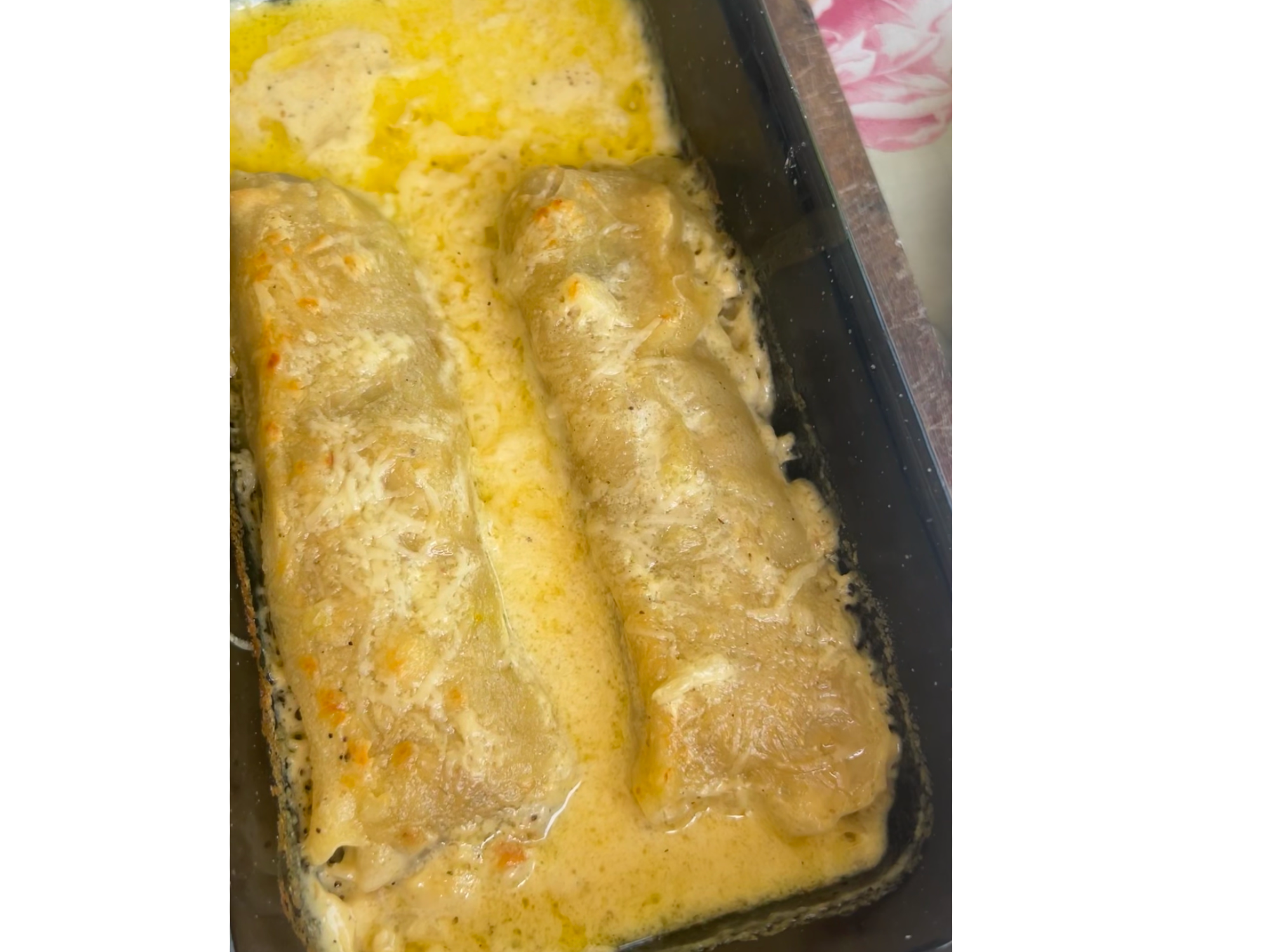 Canelones de pollo, panceta y hongos con crema de curry