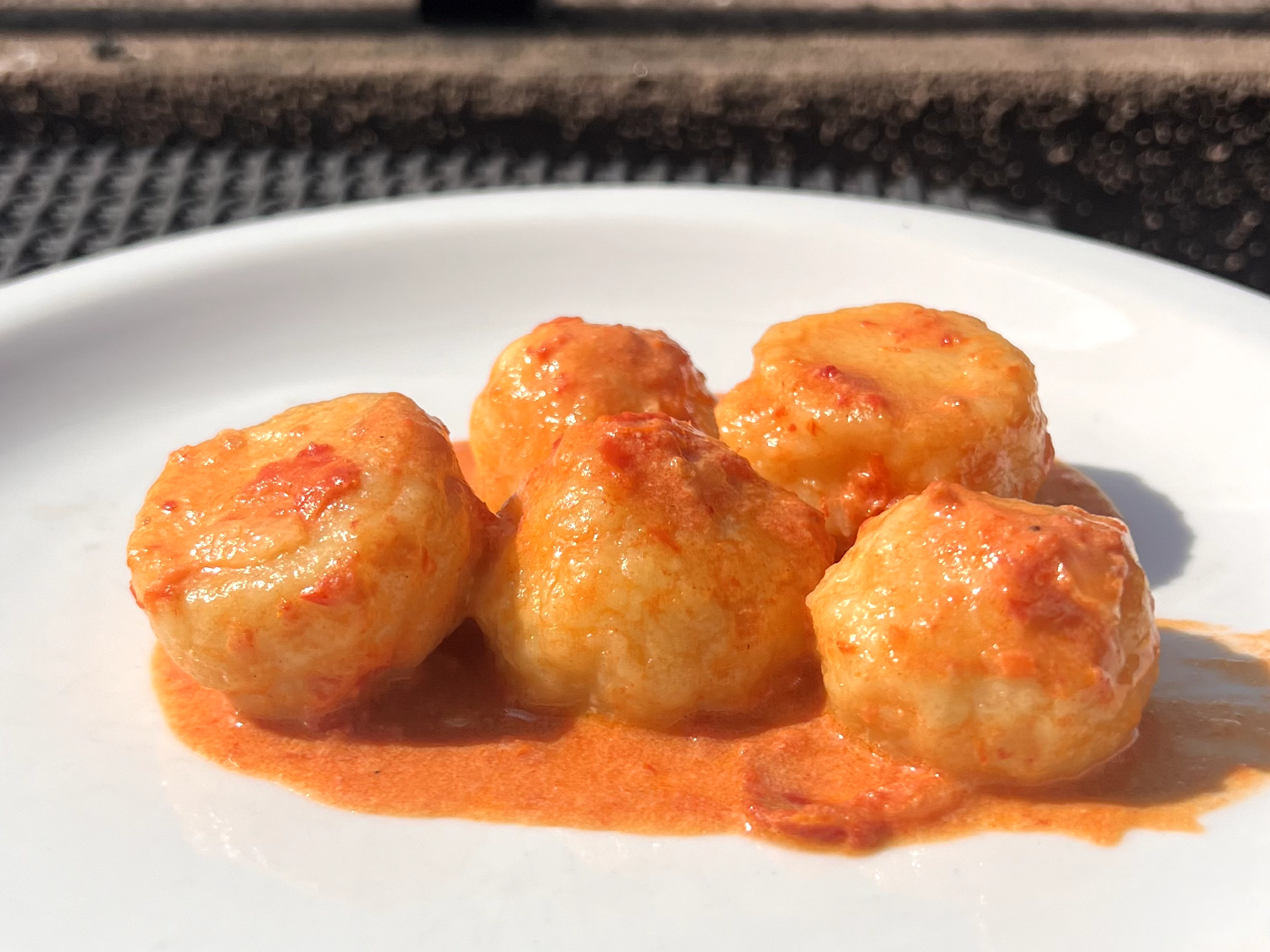 Ñoquis de papa y ajo relleno de queso muzzarella con salsa de crema de tomates secos