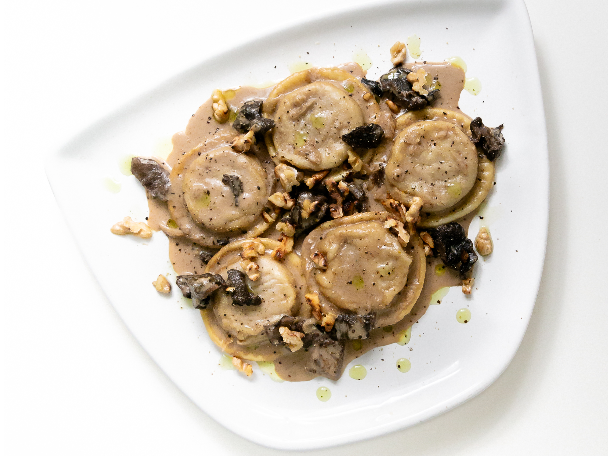 Sorrentino de calabaza, nueces caramelizadas y queso azul con crema de hongos chilenos