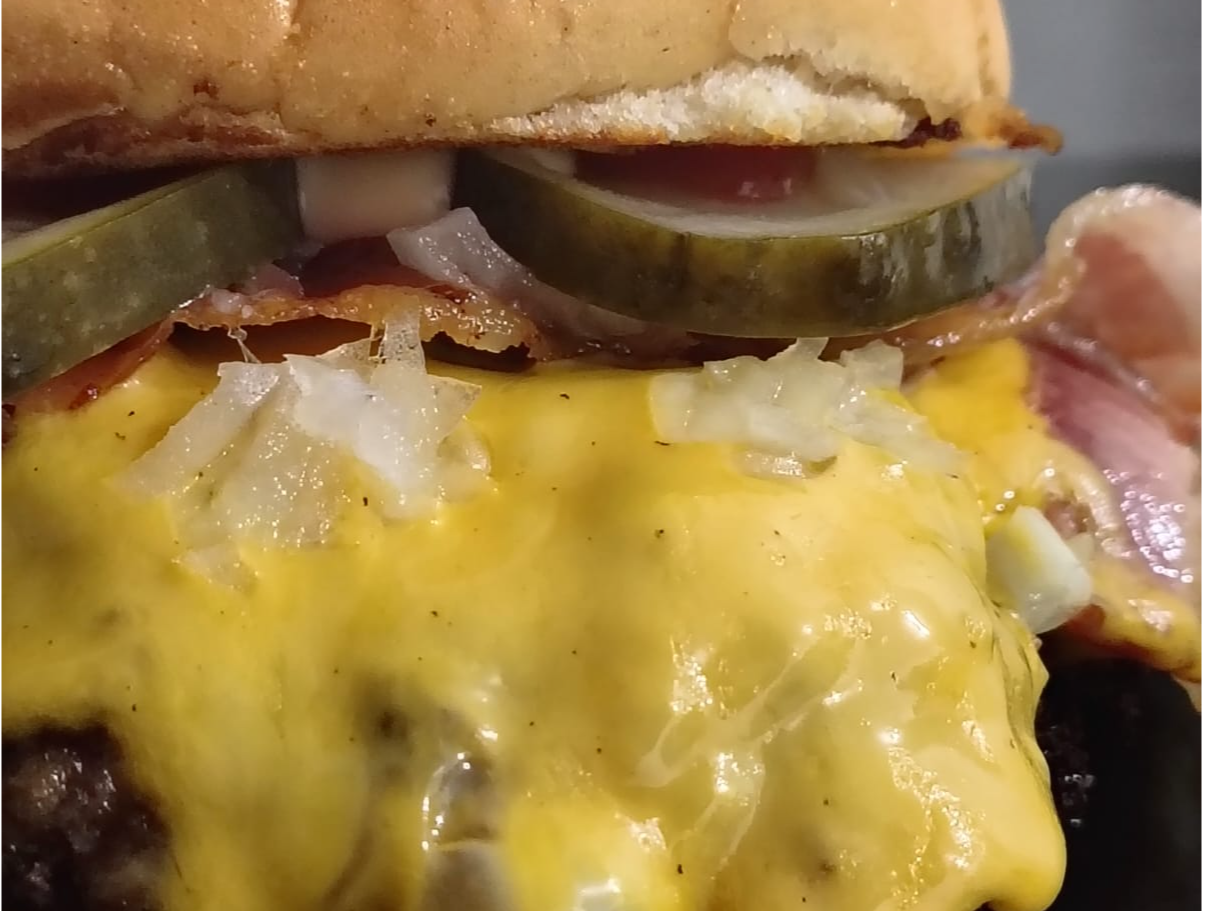 Americana becon con pepinillos