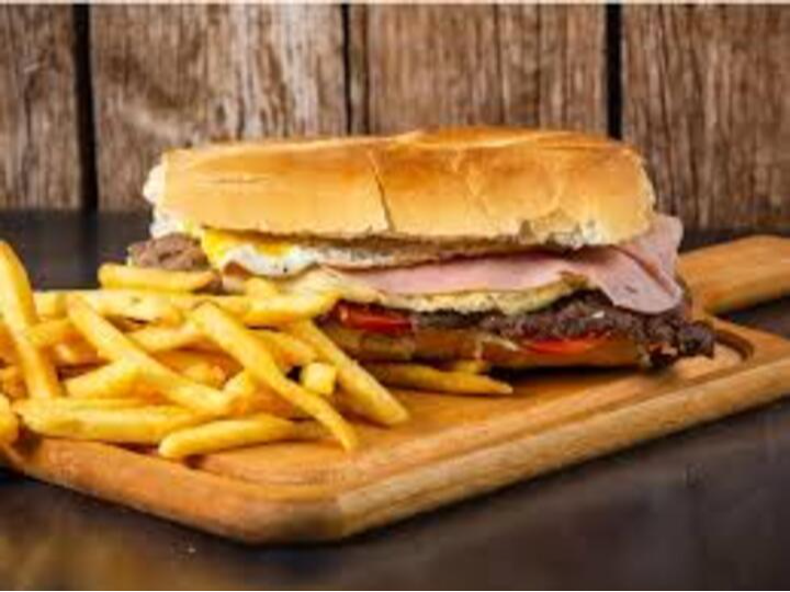 Sandwich de Bondiola Jamon/Queso + fritas