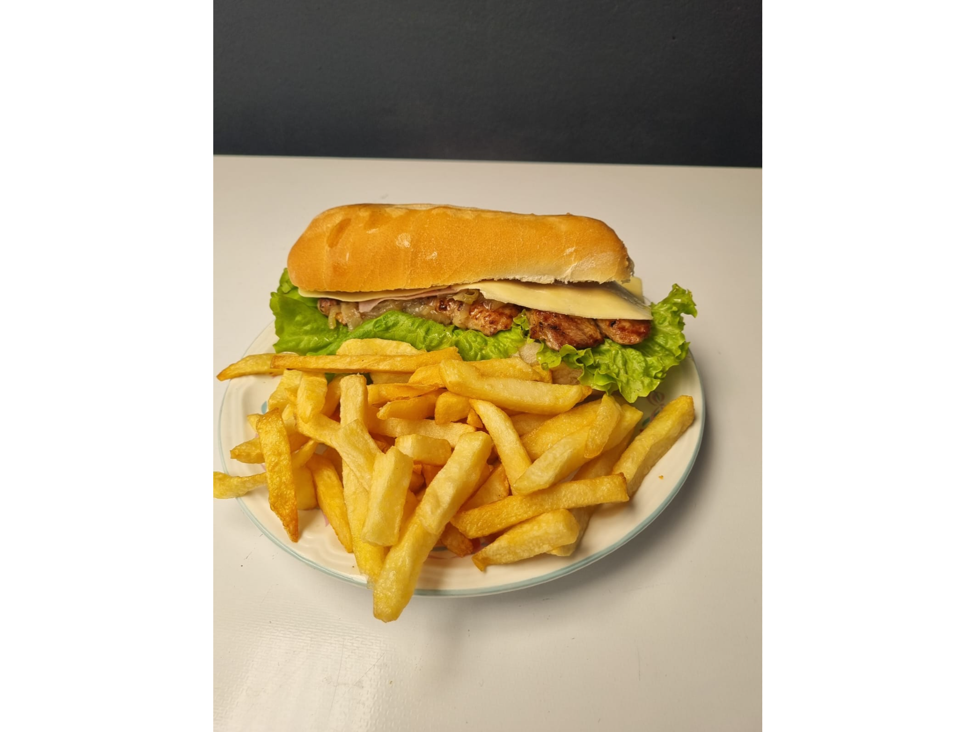 Sandwich de Milanesa con Lechuga y Tomate + Fritas