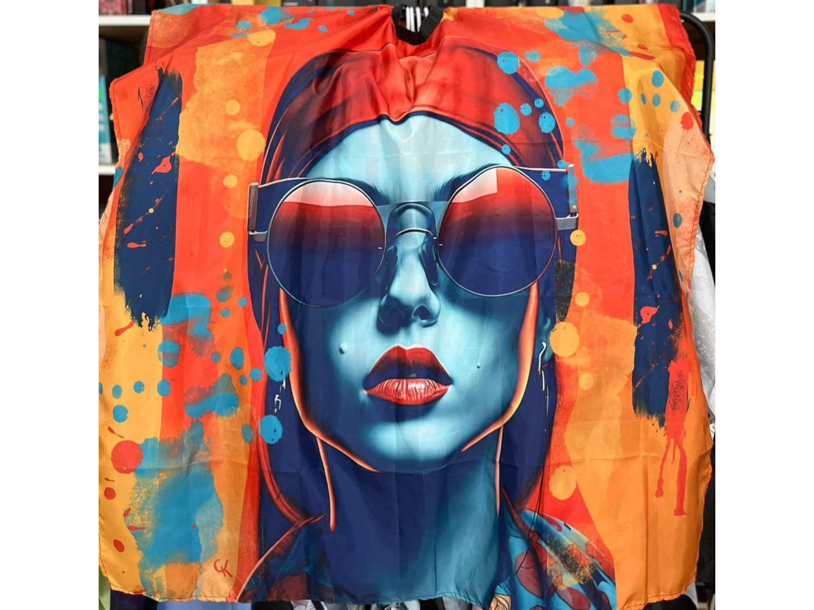 C1003- CAPA SIRE FULL ESTAMPADA C/ CUELLO SILVER C/ BROCHES