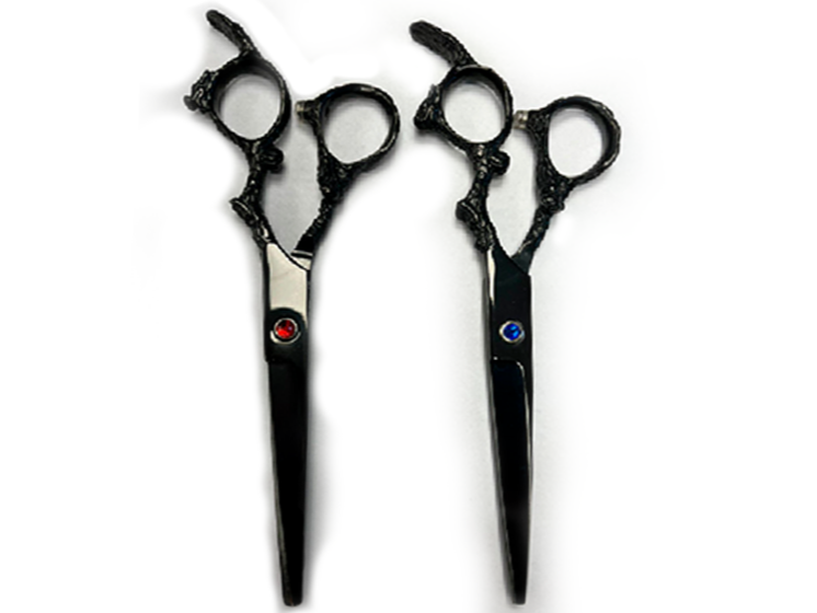 TIJERA NEGRA LABRADA PUNTO AZUL Y ROJO CORTE 4900-B