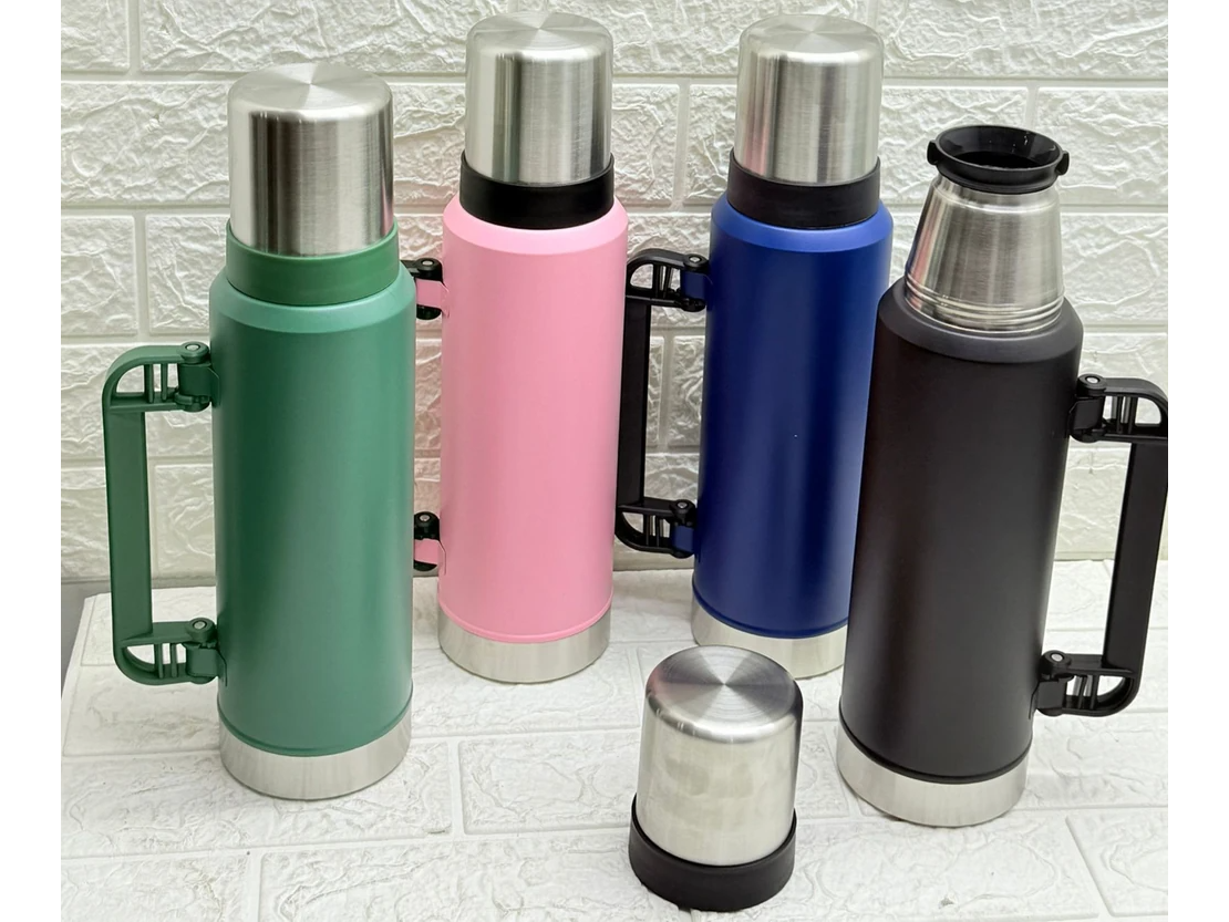 TERMO C/ PICO CEBADOR Y MANIJA PLEGABLE 1300ML LISO