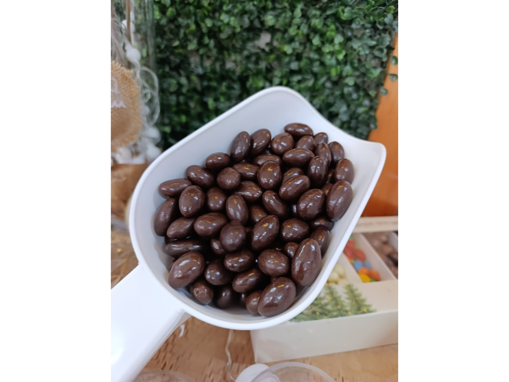 ALMENDRA BAÑADA EN CHOCOLATE SEMIAMARGO