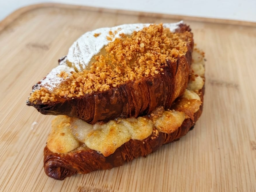 Croissant con almendras y pera