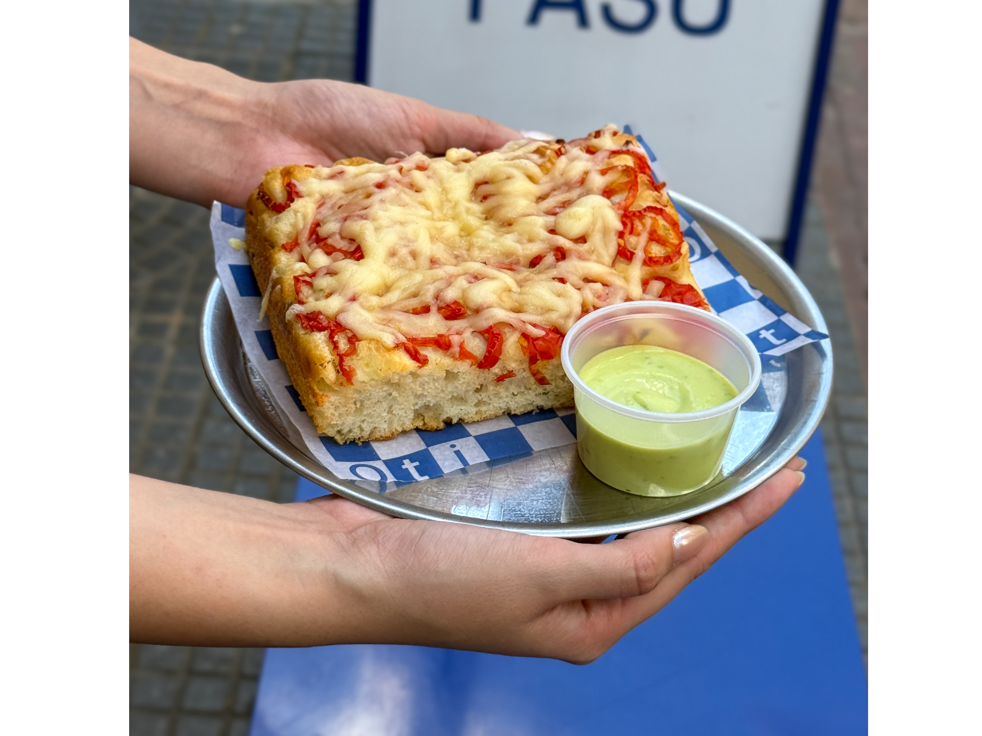 Focaccia PORCION de tomate cherry y queso duro