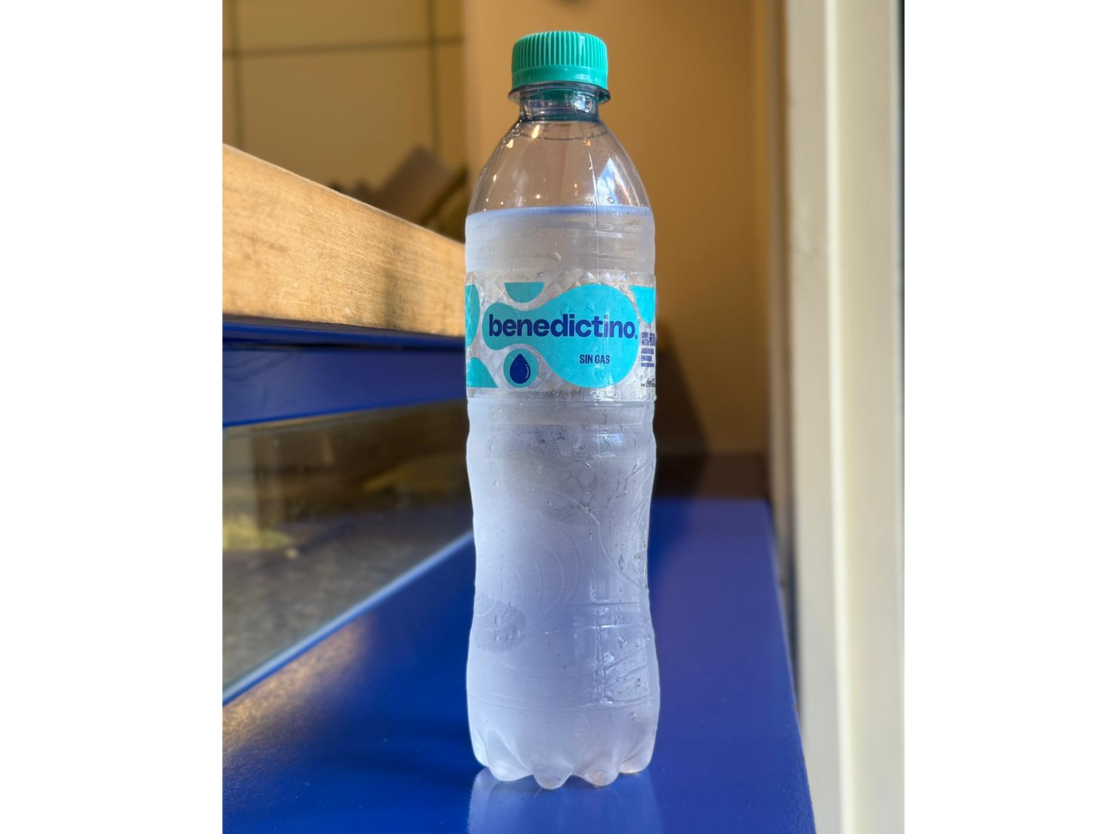 Agua sin gas