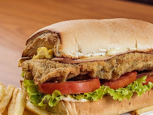 2 SANDWICHS DE MILA TRADICIONALES MEDIANOS + PAPAS