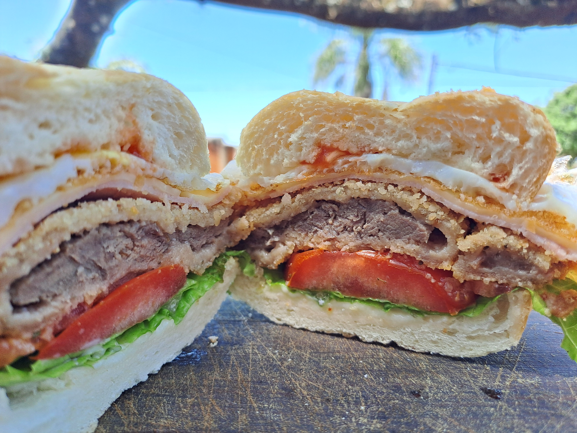 Sándwich de milanesa de carne (incluye papas)