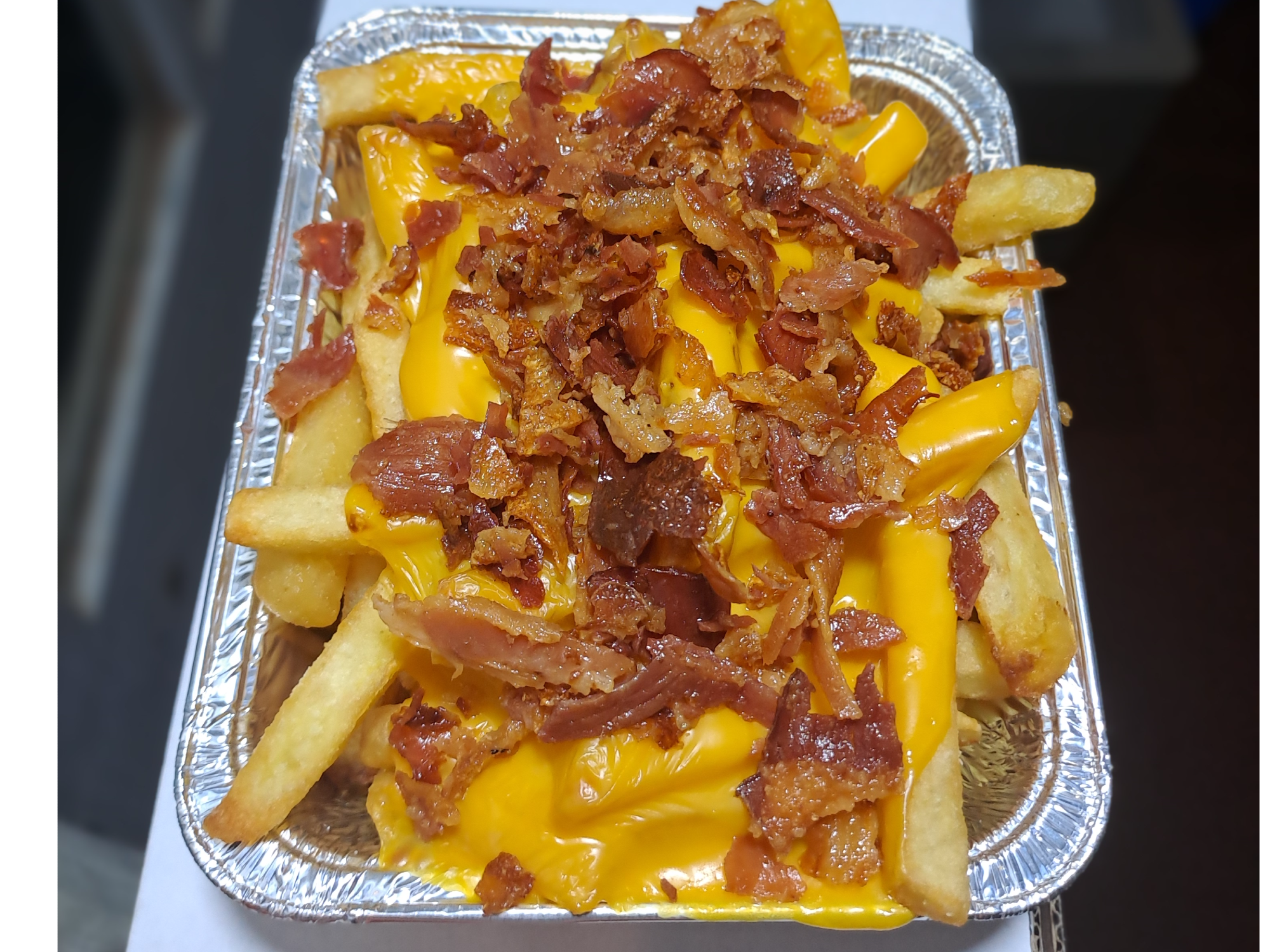 Papas con cheddar y panceta