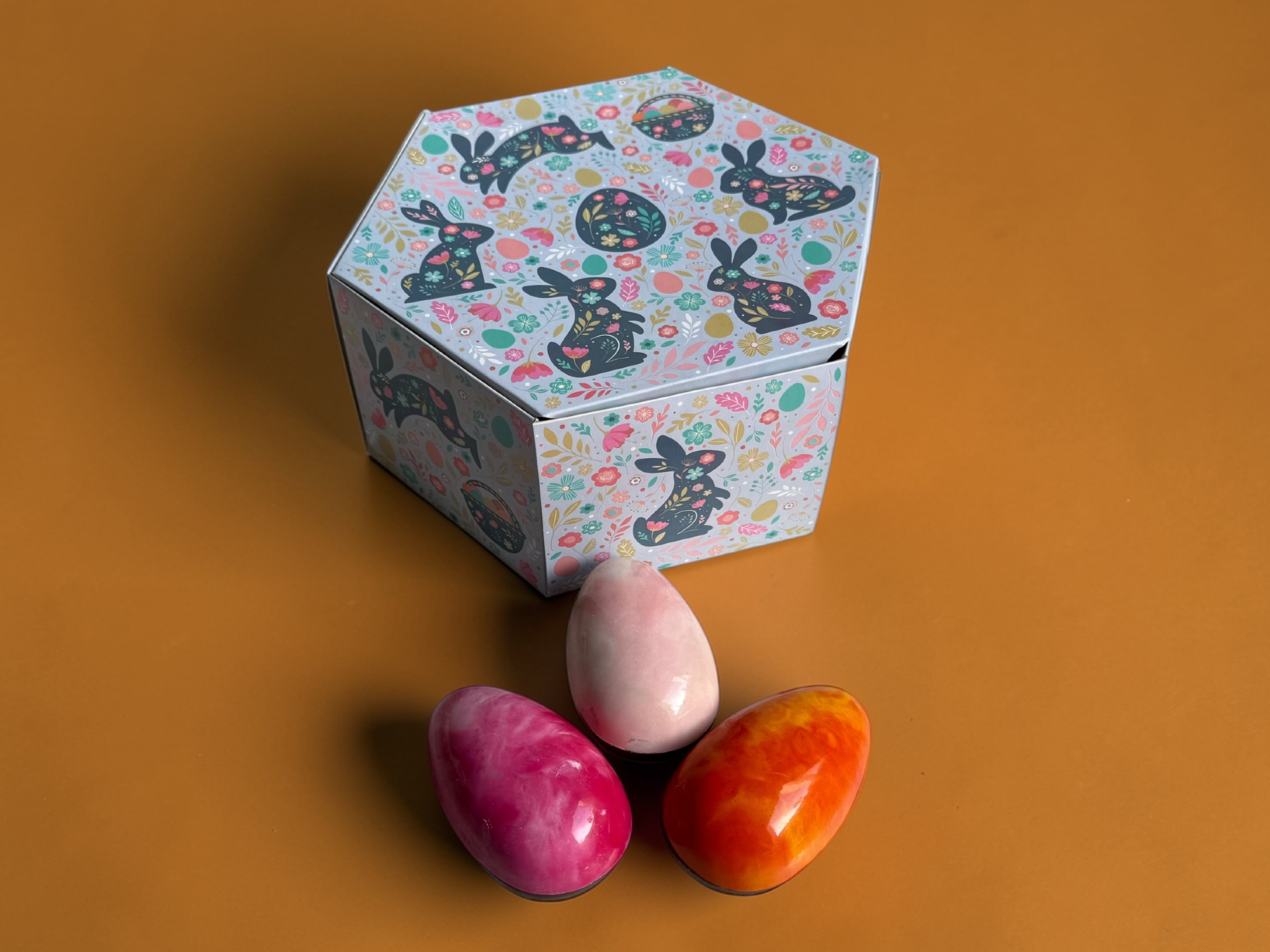Caja hexagonal con 3 huevos