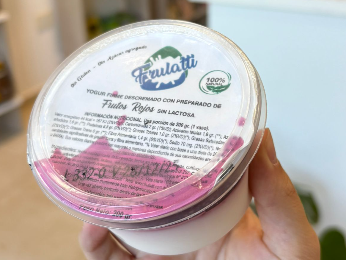 Yogurt Firme Sin Lactosa con frutas frutos rojos