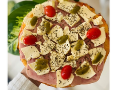 Pizzeta de almendra lista con cherrys