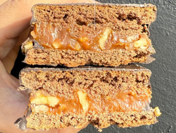 Alfajor de dulce de leche y nuez