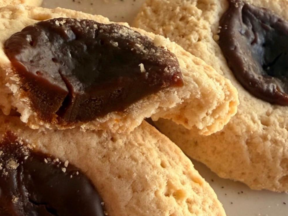 Pepas de almendra con dulce de leche
