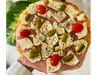 Pizzeta de almendra lista con cherrys