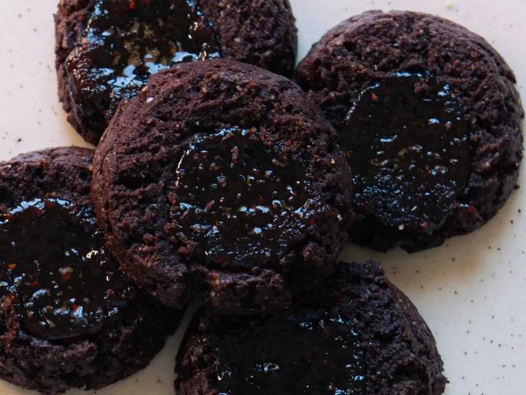 Pepas de algarroba con mermelada de frambuesa