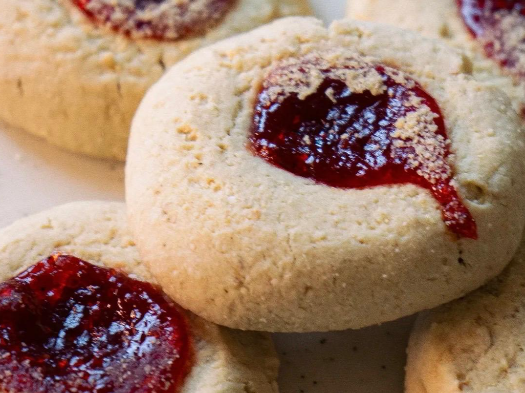 Pepas de almendras con mermelada de frutilla