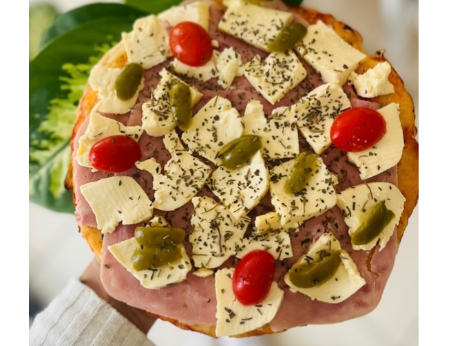 Pizzeta de almendra lista con cherrys