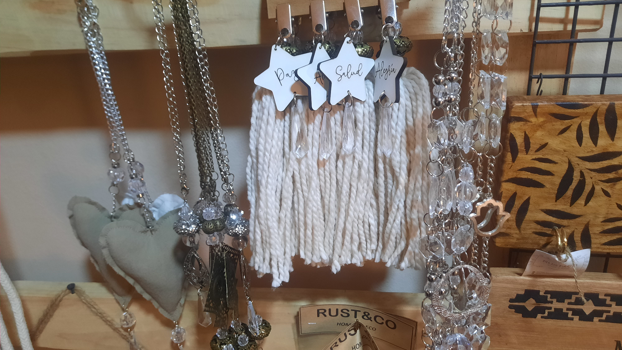 Atrapasoles y colgantes