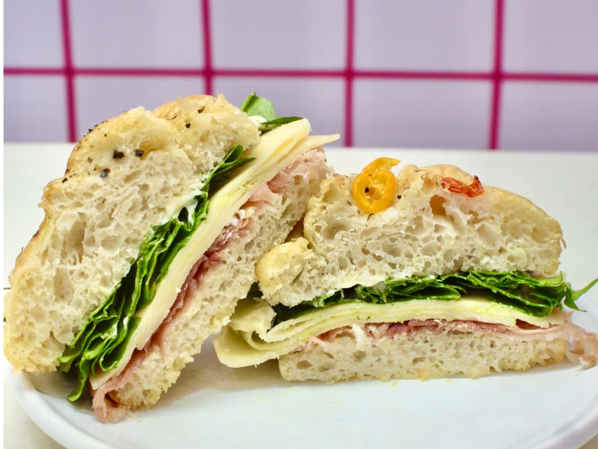 Sandwich de Focaccia . JAMON CRUDO Y RUCULA.