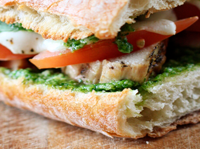 Sandwich de pollo asado y pesto