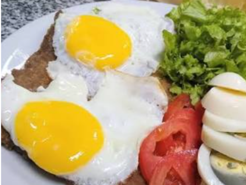 Milanesa a caballo con ensalada