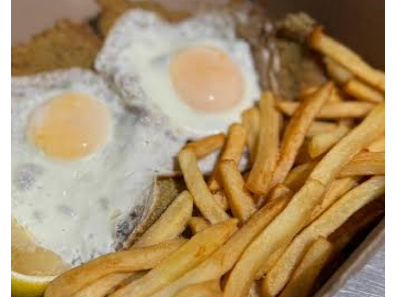 Milanesa a caballo con papas fritas