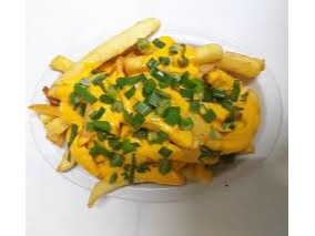 Papas fritas con queso cheddar y cebolla de verdeo