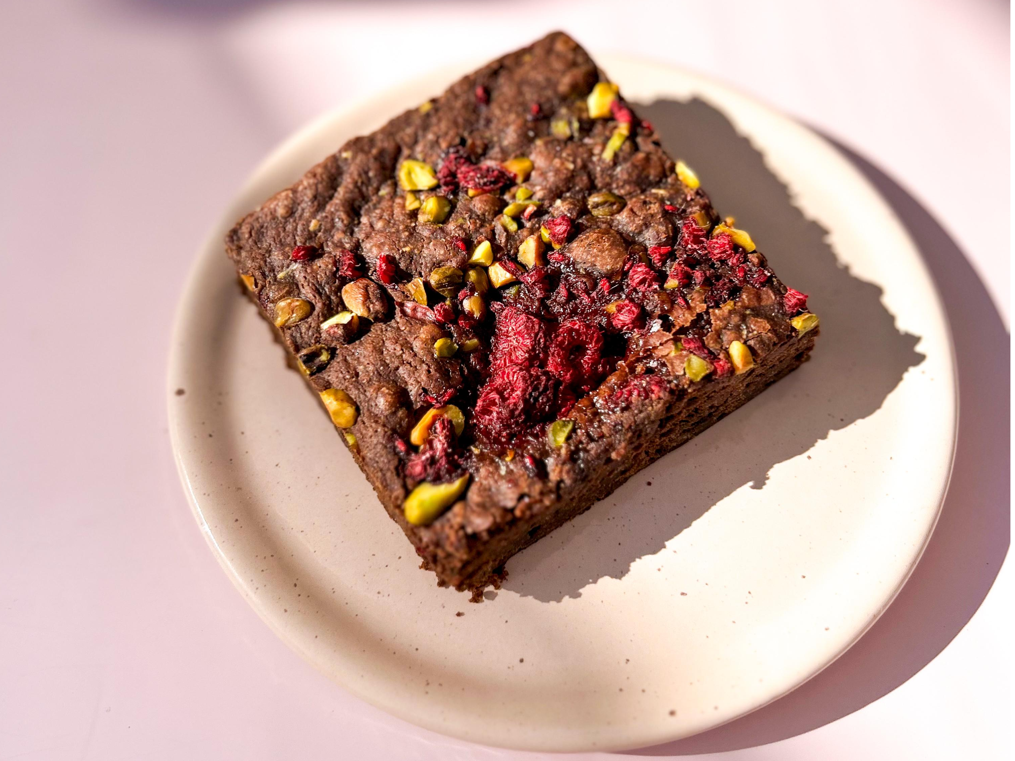 BROWNIE DE CHOCOLATE CON FRAMBUESA Y PISTACHOS