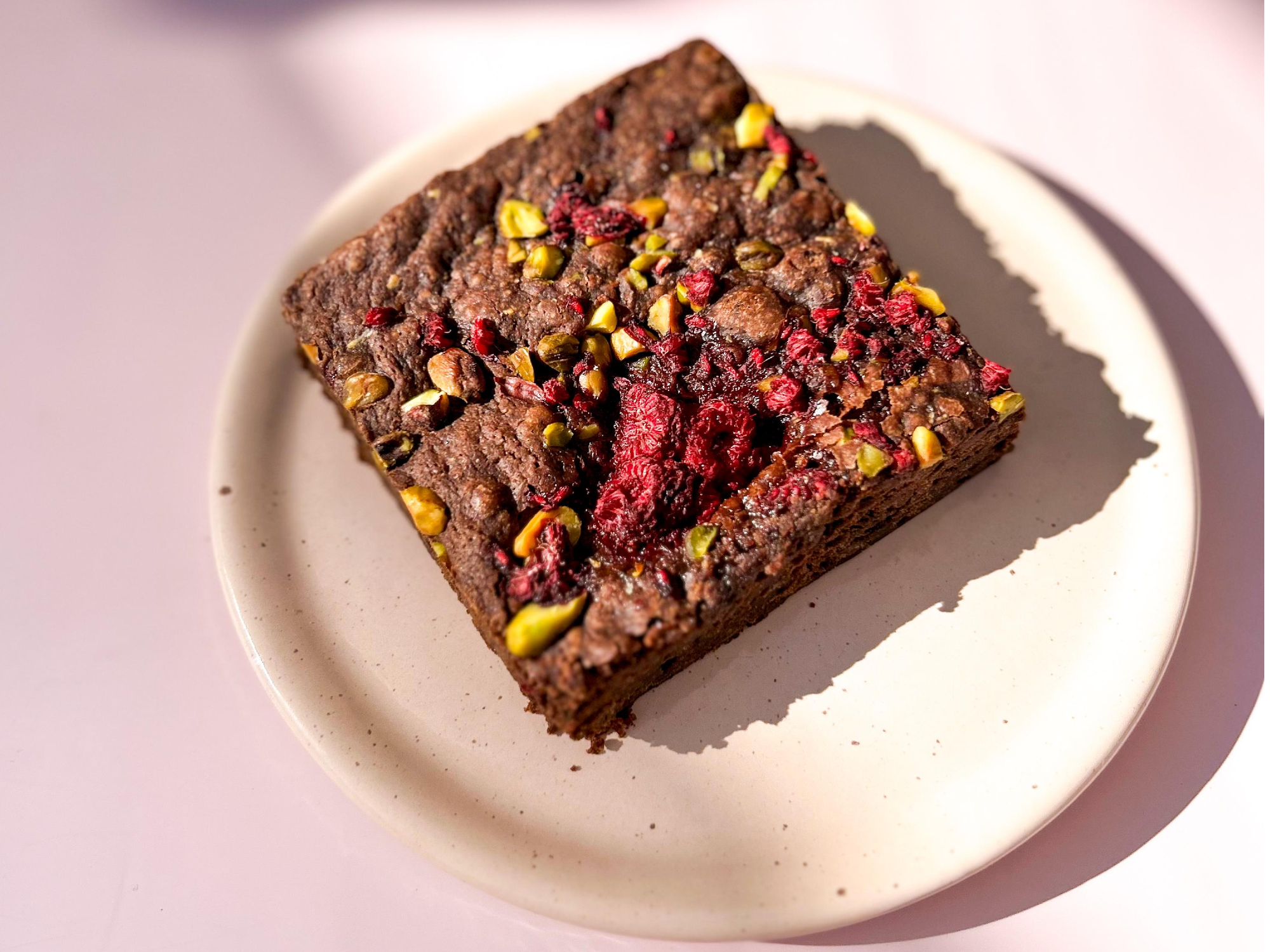BROWNIE DE CHOCOLATE CON FRAMBUESA Y NUECES