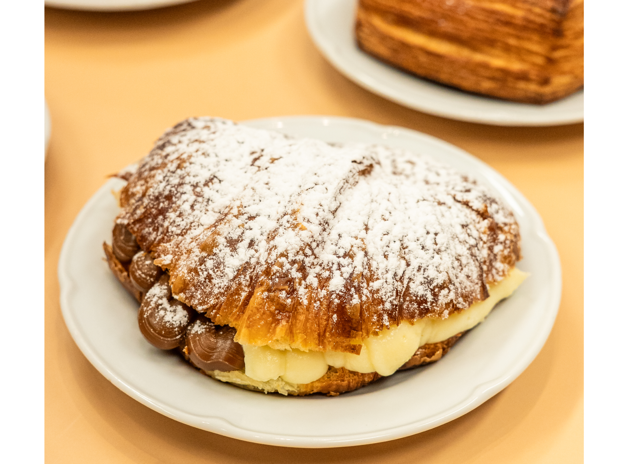 MEDIALUNA CON DULCE DE LECHE Y PASTELERA
