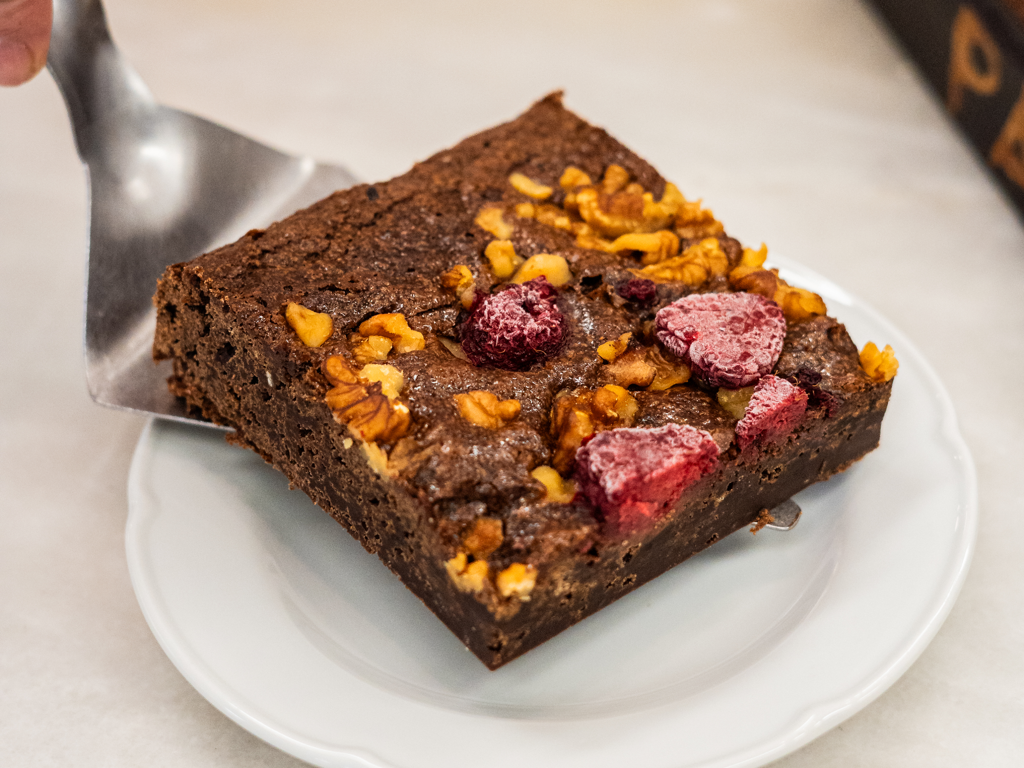 BROWNIE DE CHOCOLATE CON FRAMBUESA Y NUECES