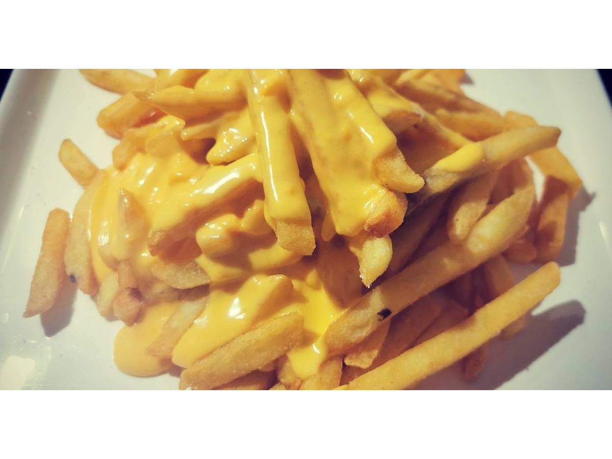 Papas fritas con cheddar