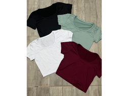 Remera corta con escote redondo