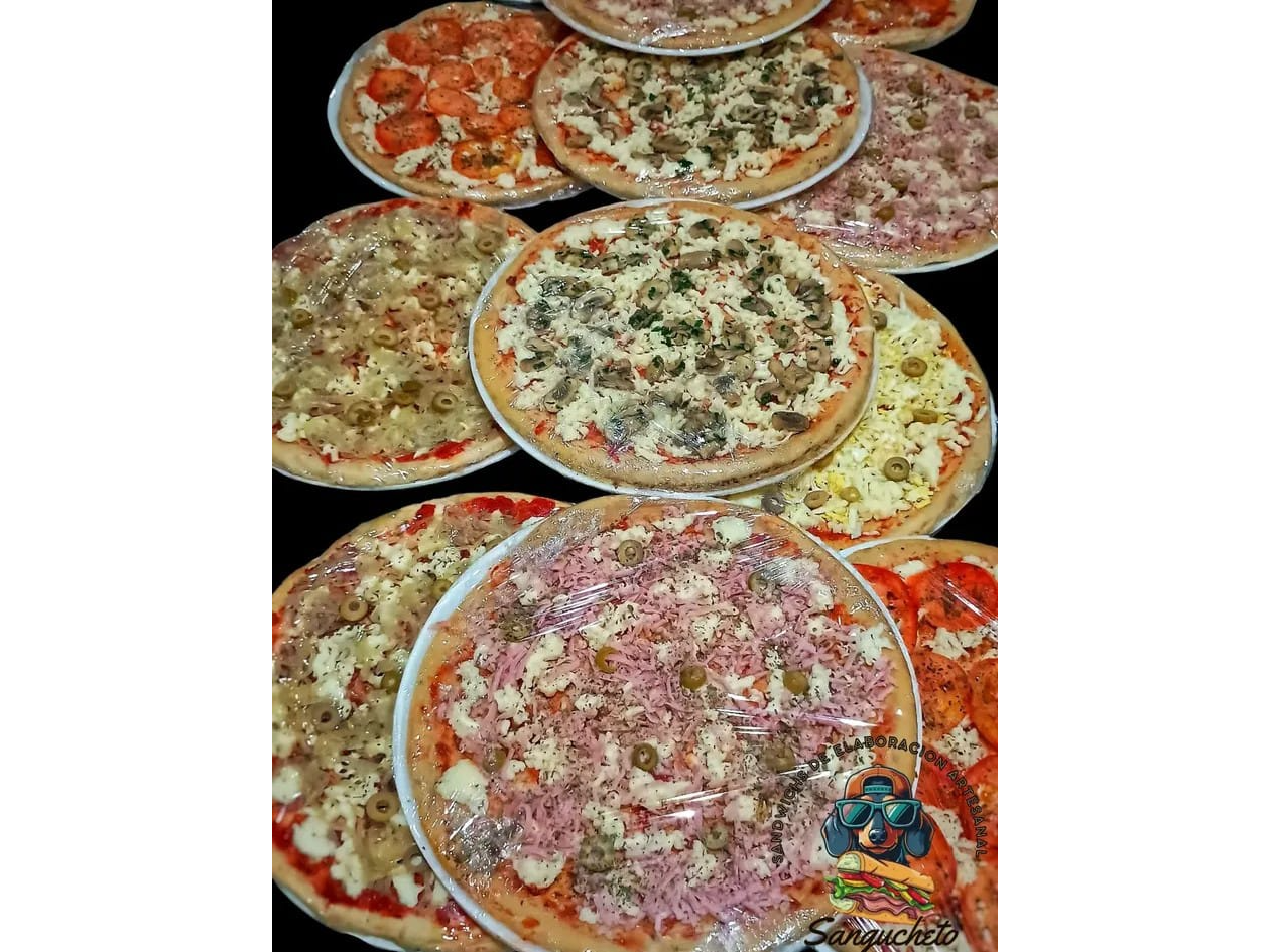 pizza de jamon y queso, huevo y aceitunas