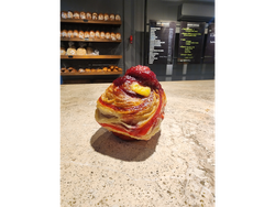 Cruffin de crema pastelera y frutos rojos