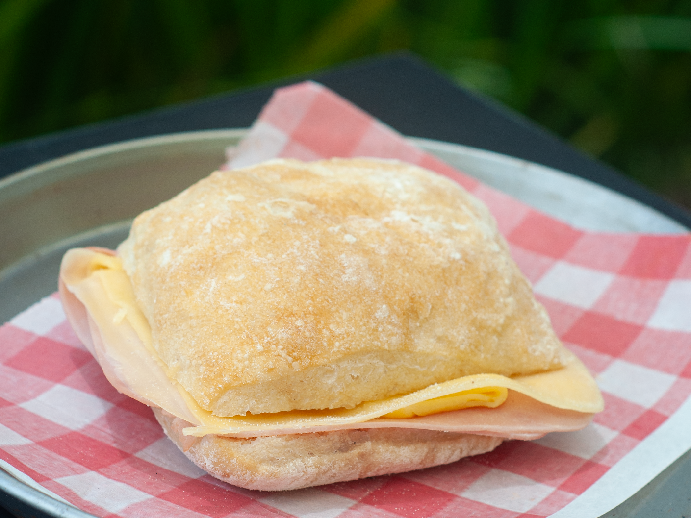 Mini ciabatta de jamón y queso