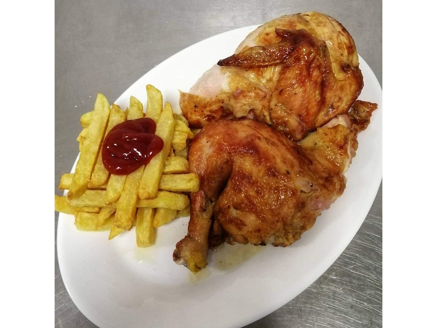 Promocion de 1/2 pollo asado con papas