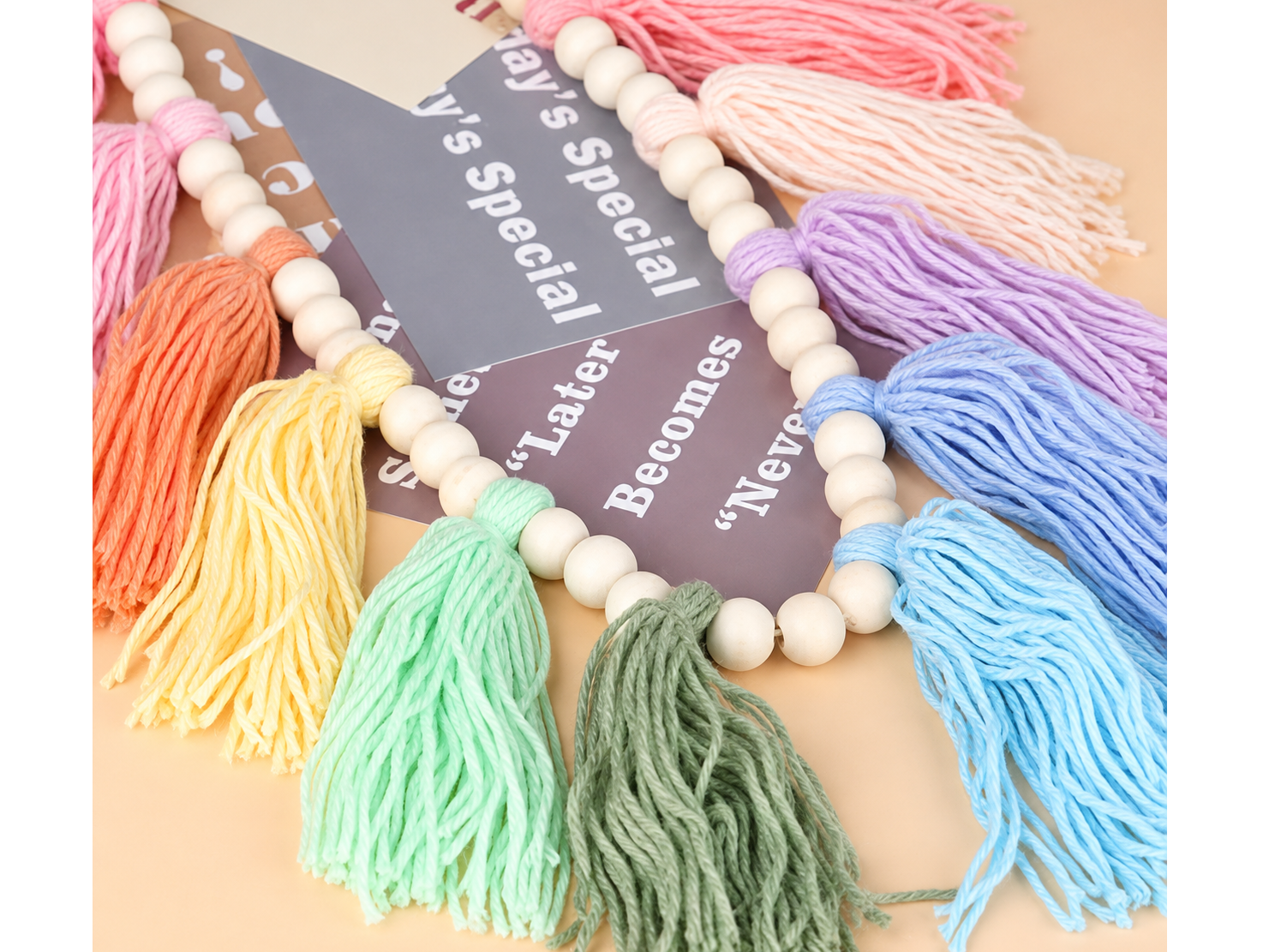 Banderín Cordón de borlas pastel tejidas con cuentas de madera (94cms )