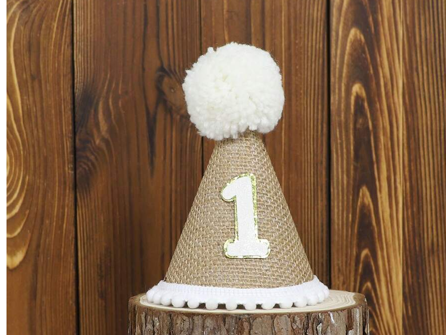 Bonete 1 añito Kraft Pompon blanco (borde dorado)