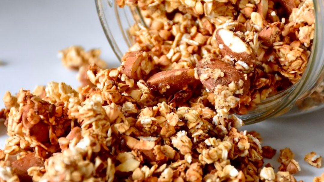 Granola, maní y semillas
