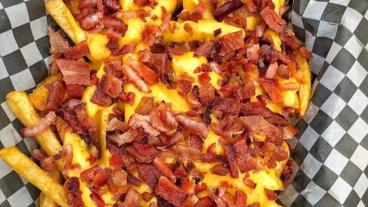 PAPAS  CON CHEDDAR Y BACON