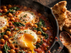 HUEVOS EN SALSA DE TOMATE CON GARBANZOS Y ESPINACA