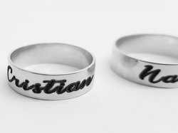 ALIANZAS CINTA GRABADAS POR FUERA CON LETRA CURSIVA