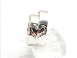 ALIANZAS CINTA CON CORAZÓN GRABADO