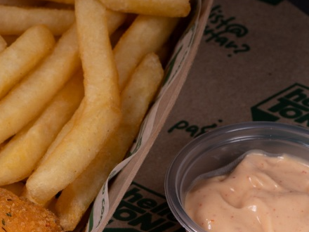 Porcion de papas para 2 + dip aderezo