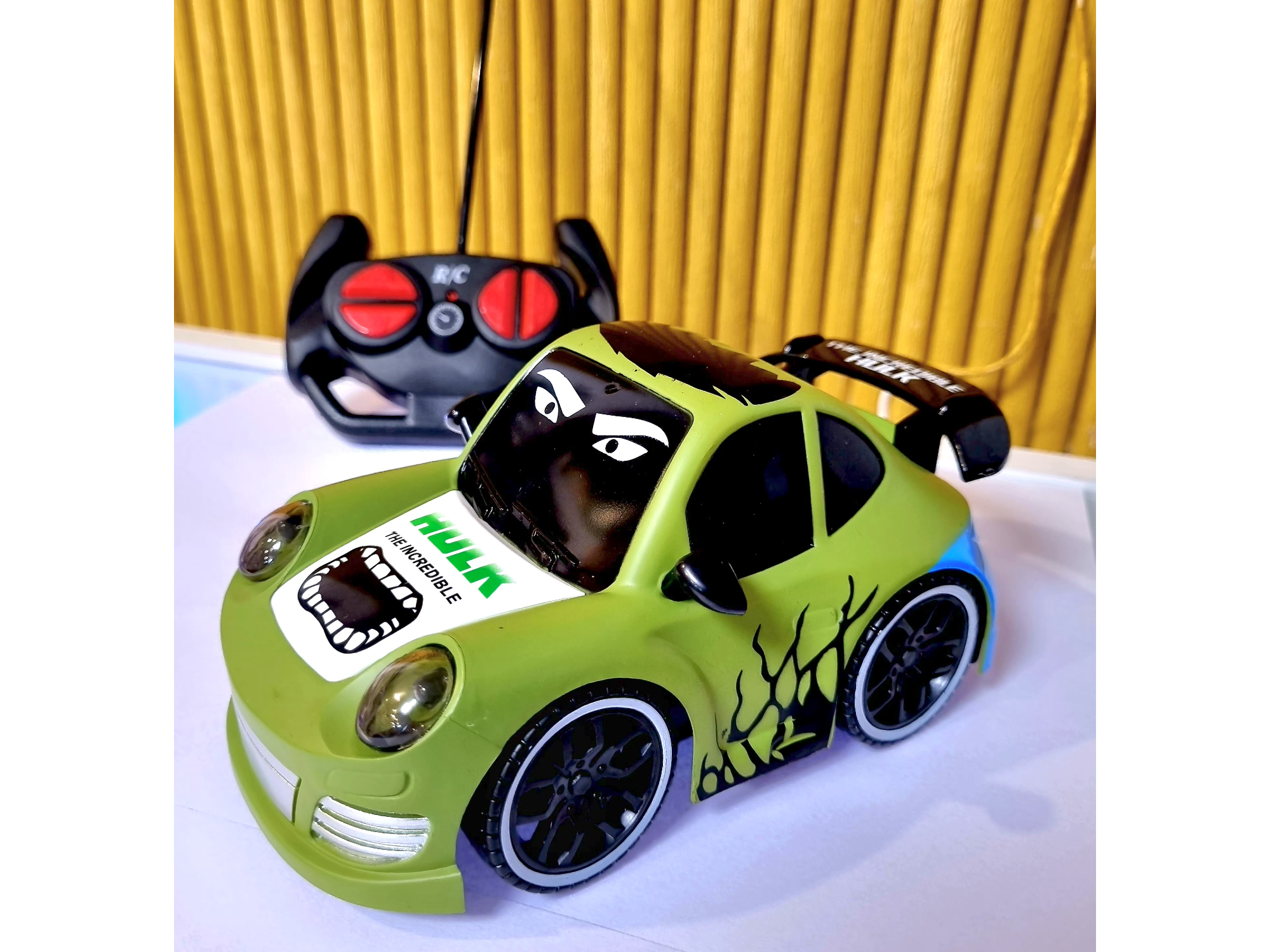 Auto superheroe a control remoto